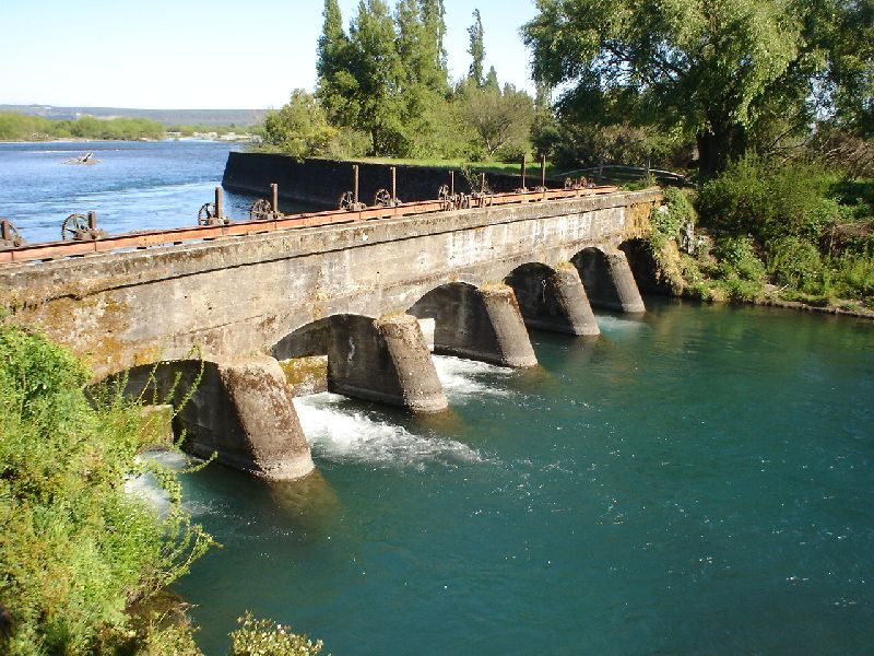 Puente de piedra sobre el estero